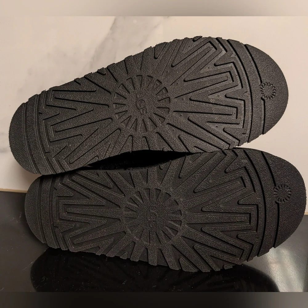 UGG Funkette Black Fluffy Shearling Slippers Big Kids Size 5 NWOT MSRP $120